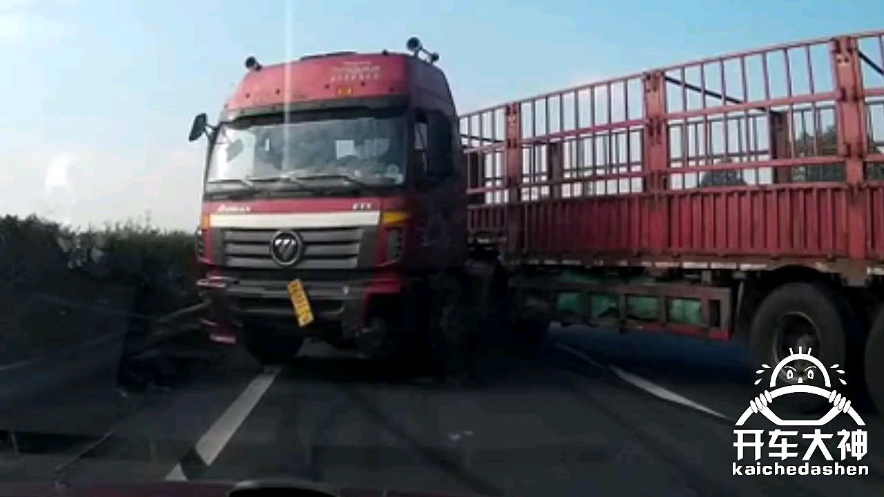 【开车大神】高速路口乱纷纷,司机当场被撞昏!